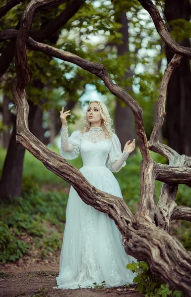 Schöne blonde Frau im blühenden Fliedergarten. Vintage Braut c — Stockfoto