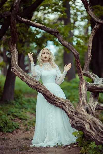 Mooie blonde vrouw tijdens de bloei Lila tuin. Vintage bruid c — Stockfoto