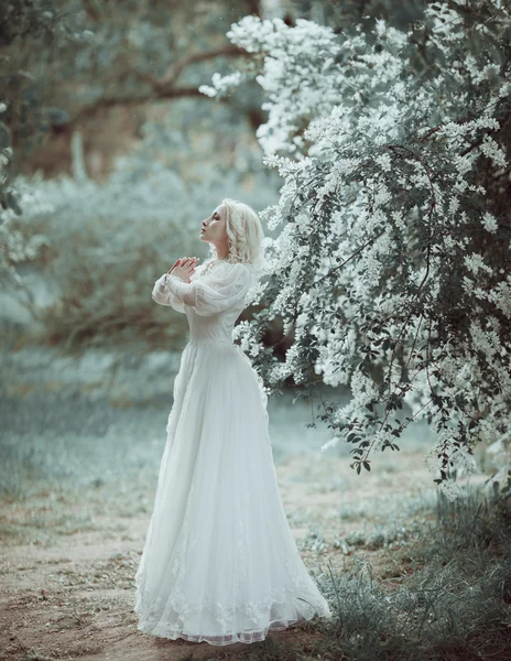 Bella donna bionda in fiore giardino lilla. Vintage sposa c — Foto Stock