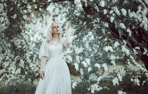 Mooie blonde vrouw tijdens de bloei Lila tuin. Vintage bruid c — Stockfoto
