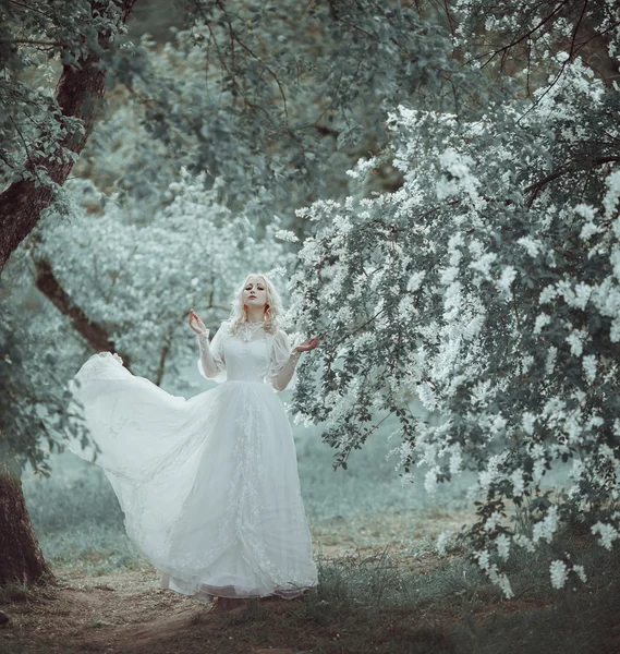 Schöne blonde Frau im blühenden Fliedergarten. Vintage Braut c — Stockfoto