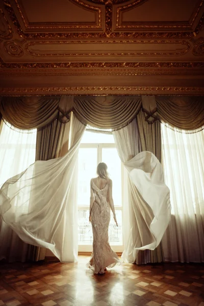 Hermosa chica en vestido largo volando en el interior barroco dorado . — Foto de Stock