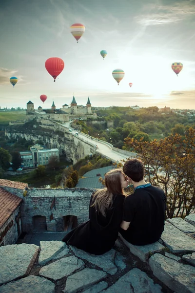 Romantický pár randí na starověkém hradě. Milostný koncept — Stock fotografie