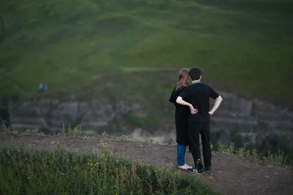 Coppia romantica incontri presso l'antico castello. Concetto amore — Foto Stock