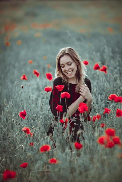 Schönes ukrainisches Mädchen hat Spaß im Mohnfeld. — Stockfoto