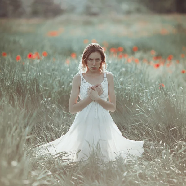 Hermosa chica ucraniana divirtiéndose en el campo de amapola . — Foto de Stock