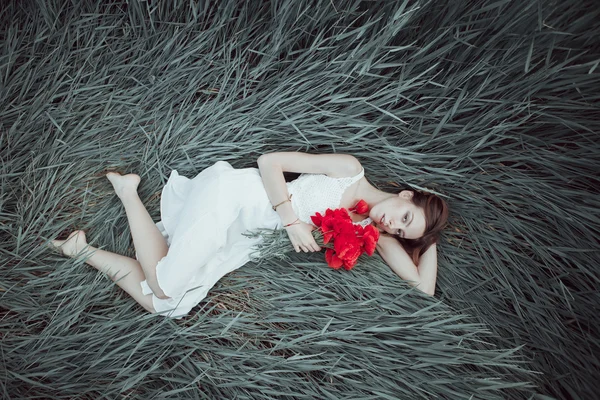 Beautiful ukrainian girl having fun in the poppy field. — Stock Photo, Image