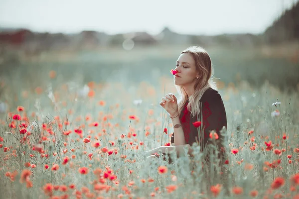 Haşhaş alanında eğleniyor güzel Ukraynalı kız. — Stok fotoğraf