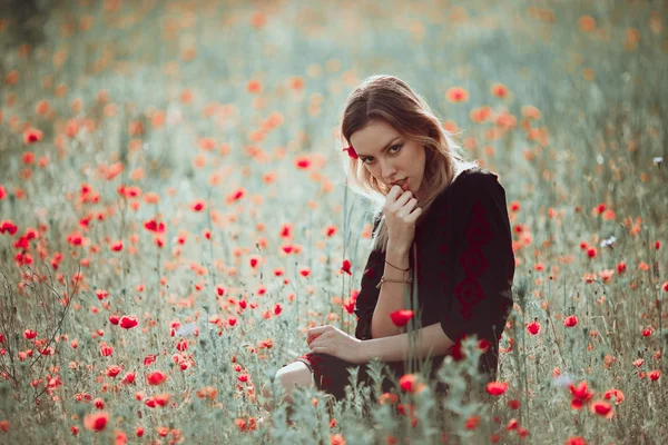 Haşhaş alanında eğleniyor güzel Ukraynalı kız. — Stok fotoğraf