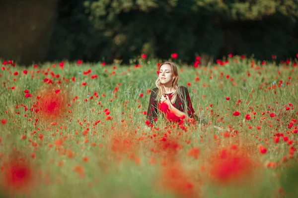 ケシのフィールドで楽しんで美しいウクライナの女の子. — ストック写真