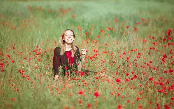 Bella ragazza ucraina divertirsi nel campo di papavero . — Foto Stock