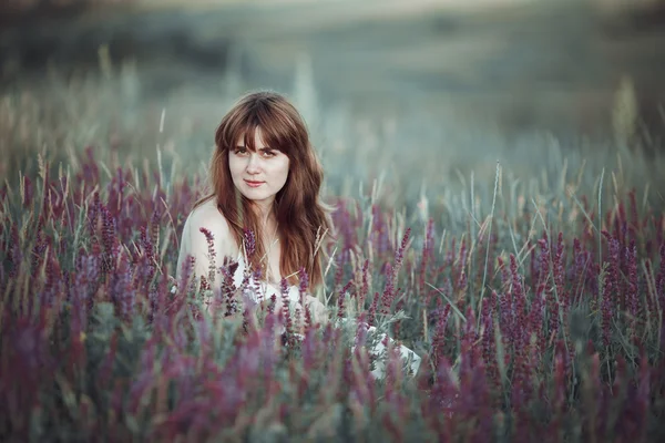 Hermosa chica en el campo de flores de salvia . —  Fotos de Stock