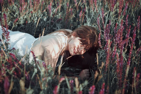 セージ花畑で美しい少女. — ストック写真
