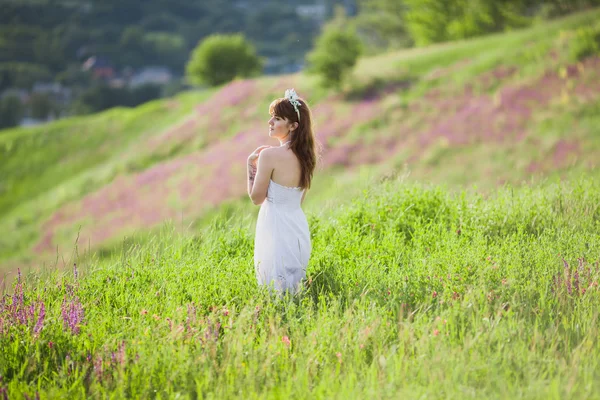 Bella ragazza nel campo di fiori salvia . — Foto Stock