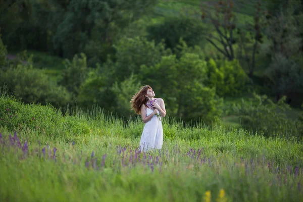 Hermosa chica en el campo de flores de salvia . — Foto de Stock