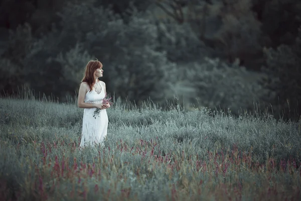 Hermosa chica en el campo de flores de salvia . — Foto de Stock