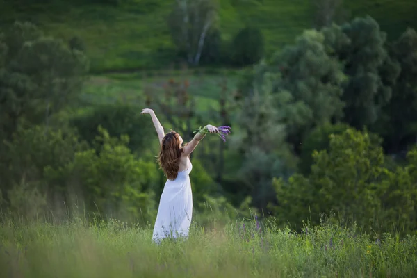 Menina bonita no campo de flores sábio . — Fotografia de Stock