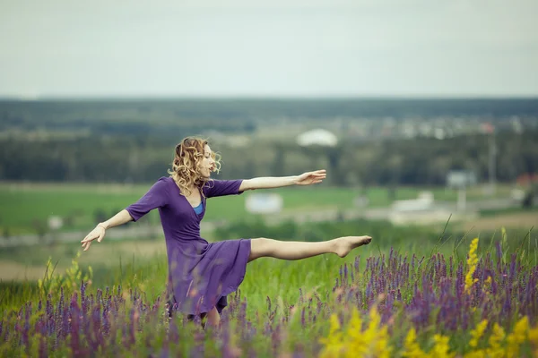 Chica joven en vestido vintage caminando por el campo de flores de salvia . —  Fotos de Stock