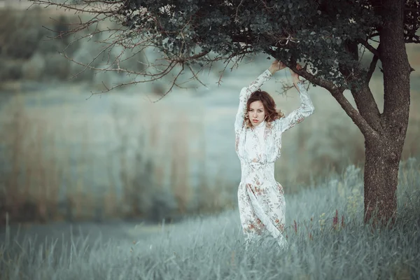 Fiatal lány vintage ruha áll közel magányos fa — Stock Fotó