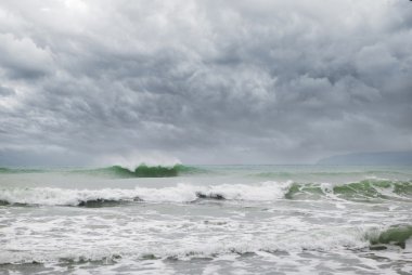 Deniz kıyısında fırtına