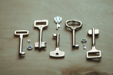 Anahtarlar masanın üstünde.