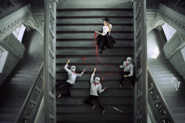 Onun kölelerinin ile cadı