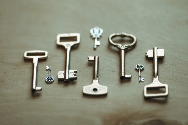 Anahtarlar masanın üstünde.