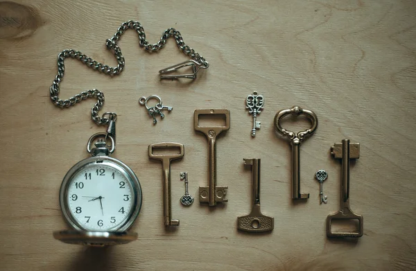 Klok en sleutels — Stockfoto