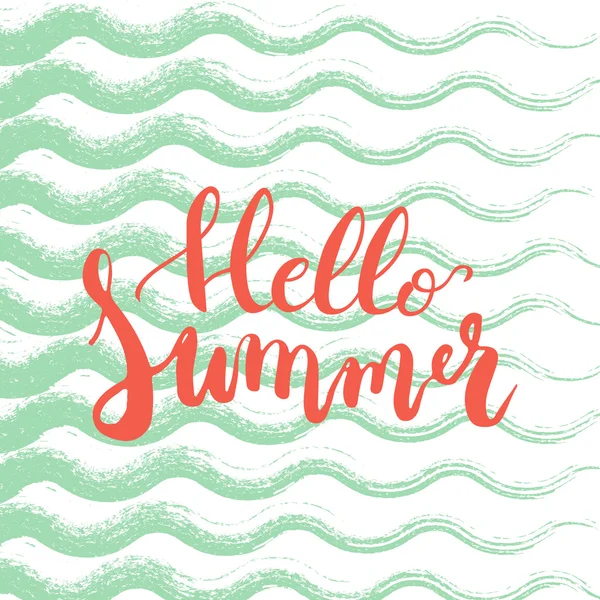 Handritad fras Hello Summer på Green Sea Waves bakgrund. Hand bokstäver kalligrafi gratulationskort eller inbjudan till Summer Party mall. Vektor textur. — Stock vektor