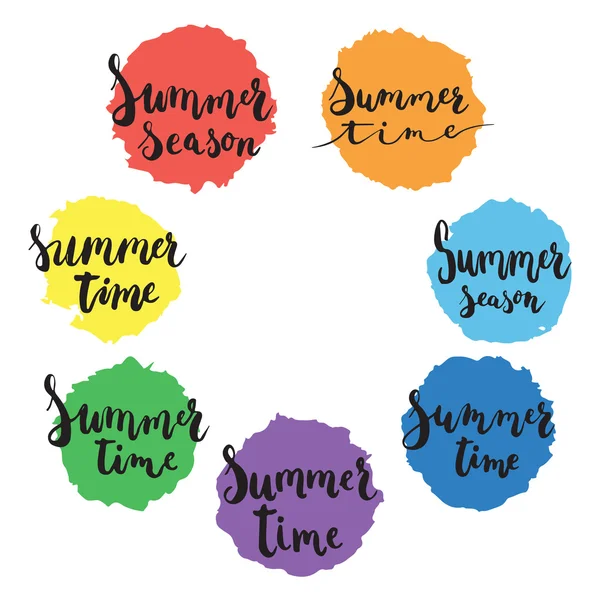 Рука намальована типографічна фраза "Літній сезон" та "Літній час" ізольовані на фоні барвистих кольорових кіл веселки. Сучасна каліграфія для друку вітальних листівок або дизайну футболок . — стоковий вектор
