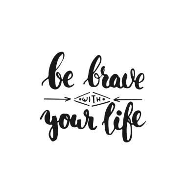 Hayatınızda cesur olun - el çizilmiş yazı cümlesi, beyaz arka plan üzerinde izole. Fotoğraf bindirmeleri, tipografi tebrik kartı veya t-shirt baskı, el ilanı, poster tasarımı için eğlenceli fırça mürekkep yazımı.