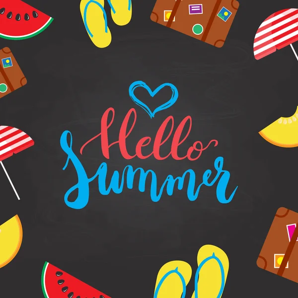 Hola verano cepillo pintado a mano frase de letras aisladas en el fondo de pizarra con sandía de colores, melón, step-ins, sombrilla, iconos de maleta . — Vector de stock