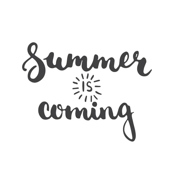 Рукописная фраза "Summer is coming isolated on the white background". Современная каллиграфия для типографского поздравления и приглашения или печати на футболках — стоковый вектор
