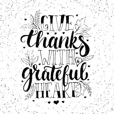 Büyük bir kalp - Şükran günü hat ifade yaprakları ve kalpleri ile yazı teşekkür ediyorum. Beyaz arka plan üzerinde izole sonbahar tebrik kartı.