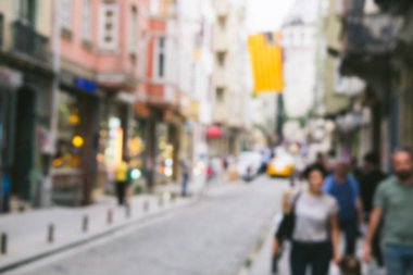 Berrak, bulanık arka plan bulanıklaştırılmış ve sosyete sokaklarında tanınmayan insanlar var. Halka açık alandaki kalabalığın soyut görüntüsü.