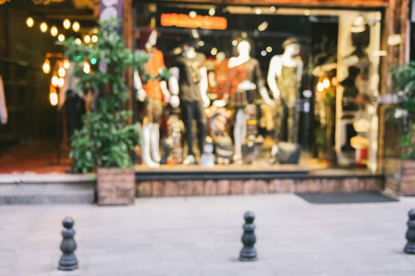 Ljus defocused suddig bakgrund med oigenkännliga människor på sity Street. Abstrakt bild av folkmassan på offentlig plats. — Stockfoto