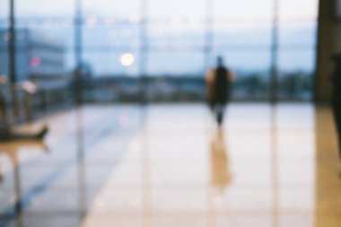 Parlak bulanık arka plan, havaalanında tanınmayan insanlarla bulanıklaştı. Halka açık alandaki kalabalığın soyut görüntüsü.