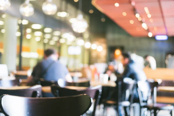 Ljus defocused suddig bakgrund med oigenkännliga människor på flygplatsen. Abstrakt bild av folkmassan på offentlig plats. — Stockfoto