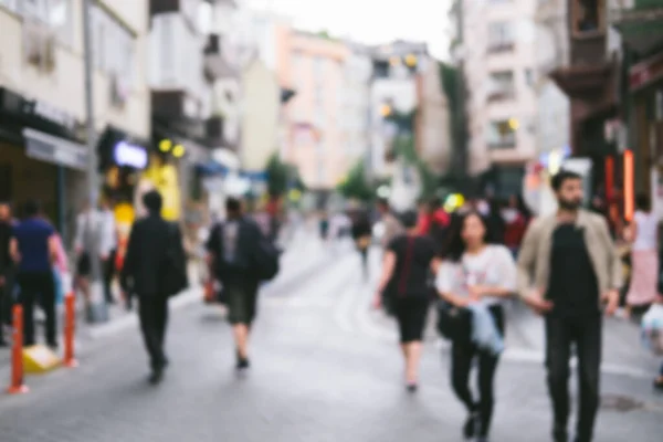 Ljus defocused suddig bakgrund med oigenkännliga människor på sity Street. Abstrakt bild av folkmassan på offentlig plats. — Stockfoto