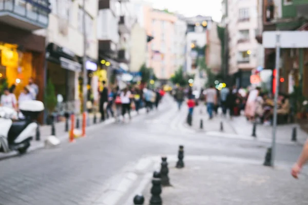 Ljus defocused suddig bakgrund med oigenkännliga människor på sity Street. Abstrakt bild av folkmassan på offentlig plats. — Stockfoto