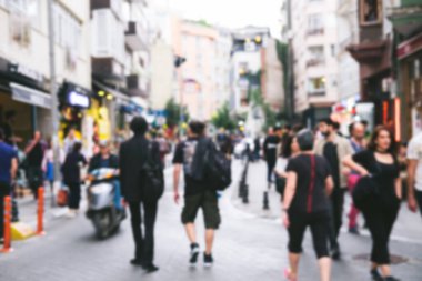 Berrak, bulanık arka plan bulanıklaştırılmış ve sosyete sokaklarında tanınmayan insanlar var. Halka açık alandaki kalabalığın soyut görüntüsü.