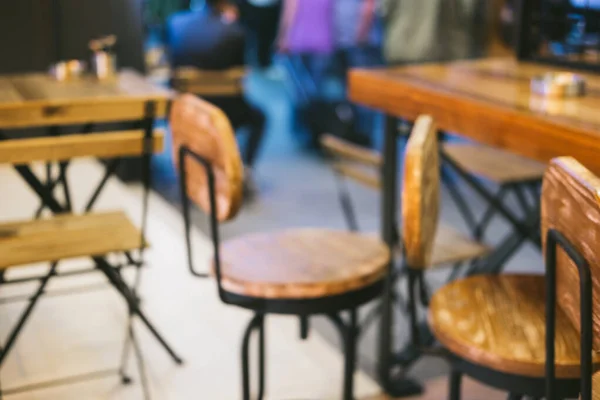 Ljus defocused suddig bakgrund med oigenkännliga människor i ett café. Abstrakt bild av folkmassan på offentlig plats. — Stockfoto