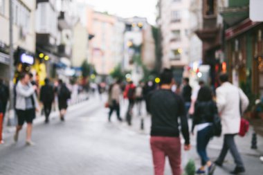 Berrak, bulanık arka plan bulanıklaştırılmış ve sosyete sokaklarında tanınmayan insanlar var. Halka açık alandaki kalabalığın soyut görüntüsü.