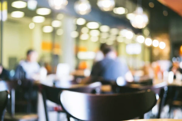 Ljus defocused suddig bakgrund med oigenkännliga människor på flygplatsen. Abstrakt bild av folkmassan på offentlig plats. — Stockfoto