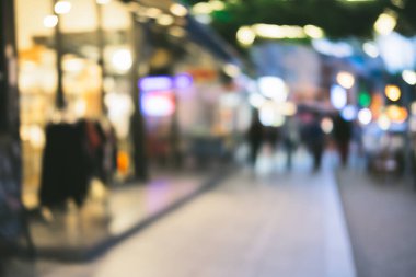 Berrak, bulanık arka plan bulanıklaştırılmış ve sosyete sokaklarında tanınmayan insanlar var. Halka açık alandaki kalabalığın soyut görüntüsü