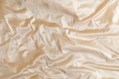 Katlanmış arkaplan dokusu olan parlak saten kumaş.
