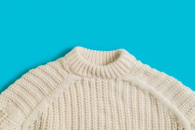 Yünlü örülmüş süveter kumaş kumaş, parlak mavi arkaplan.