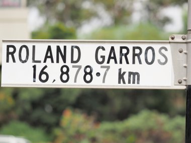 Paris'te Roland Garros için işaret mesafe belirten işareti