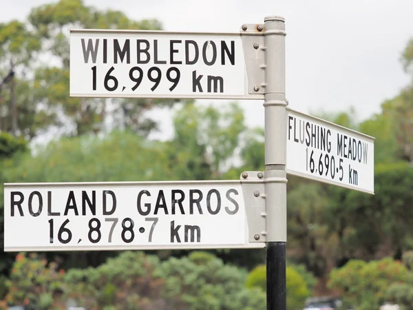 Tabela roland Garros, Flushing Meadow ve Wimbledon için işareti mesafe belirten — Stok fotoğraf