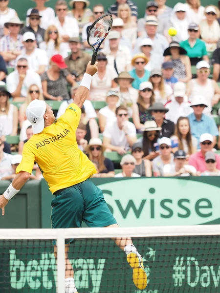 Llayton Hewitt high backhand at a Davis Cup doubles the Brian Brothers — ストック写真